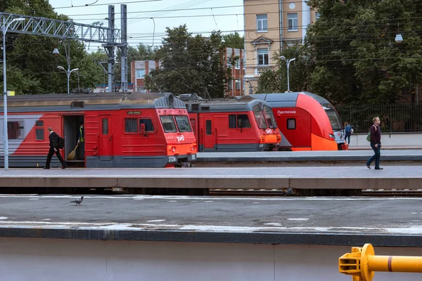 San Pietroburgo, Russia-24 agosto 2021: Treni elettrici suburbani sulla piattaforma della stazione ferroviaria del Baltico — Foto Stock