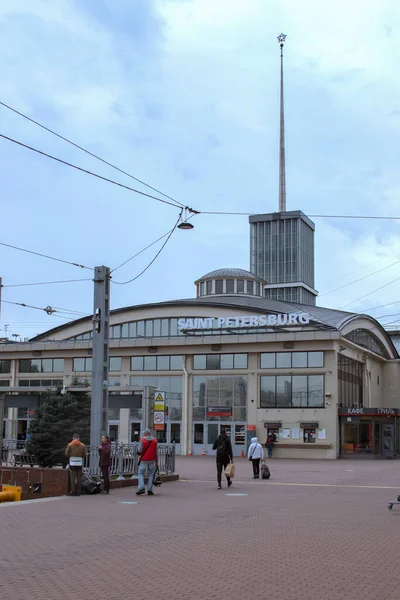 Санкт-Петербург, Россия-24 августа 2021 г.: Вид на здание Финляндского вокзала со стороны пригородной железнодорожной платформы — стоковое фото