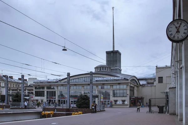 Sint-Petersburg, Rusland-24 augustus 2021: Zicht op het gebouw van het treinstation Finlyandsky vanaf de zijkant van het voorstedelijke perron — Stockfoto