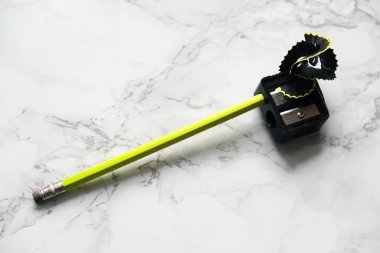 Siyah plastik kaplamalı grafit kalem.