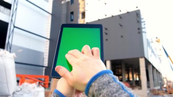 Hombre Sostiene Una Tableta Con Una Pantalla Verde Sus Manos — Vídeos de Stock