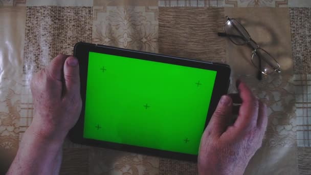 Manos Una Anciana Que Trabaja Con Una Tableta Concepto Tecnología — Vídeos de Stock