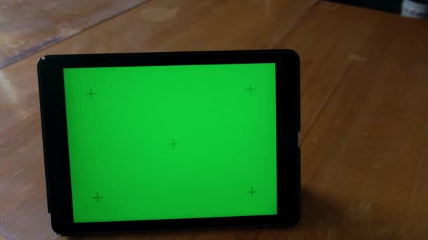 Tablet com a fumaça de tela verde — Vídeo de Stock
