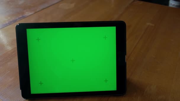 La tableta con la pantalla verde se rompió y comenzó a arder — Vídeo de stock