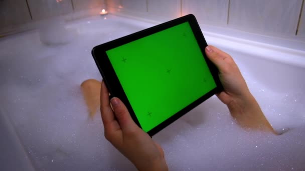 Ванна с пеной и планшет с зеленым экраном — стоковое видео