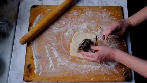 Kobiece ręce pracują z ciastem. — Wideo stockowe