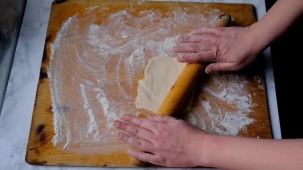 손으로 반죽을 만들어 파이를 만든다 — 비디오
