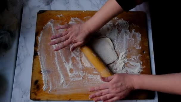 女の手はパイのために生地を展開 — ストック動画