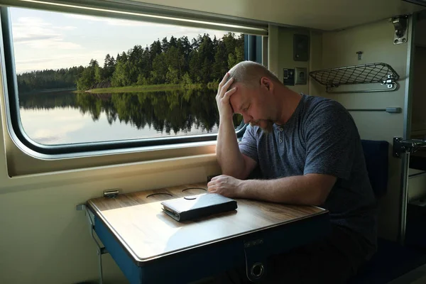 Ο άνθρωπος έχει πονοκέφαλο στο τρένο. — Φωτογραφία Αρχείου