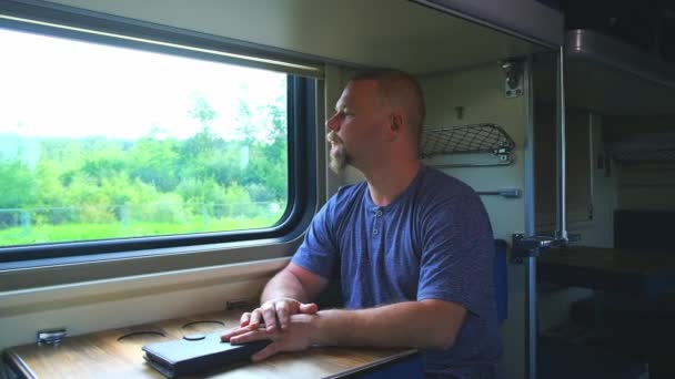 Un homme passe par la fenêtre d'un train — Video