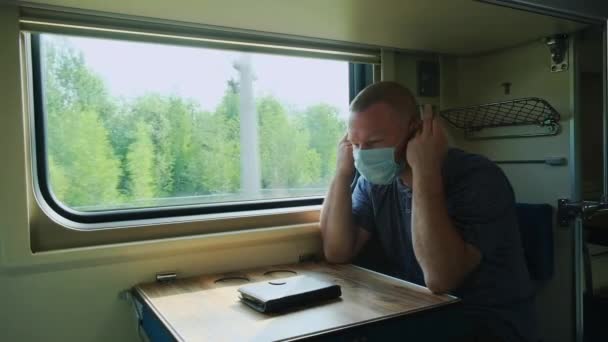 男は電車の中で医療マスクを脱ぐ — ストック動画