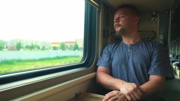 Un homme passe par la fenêtre d'un train — Video