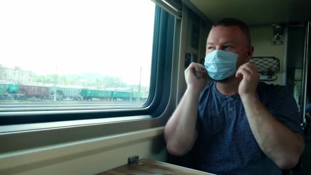 Homem tira sua máscara médica no trem — Vídeo de Stock