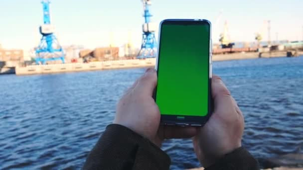 Accounting for cargo in the port. Smartphone with green screen — Stock Video