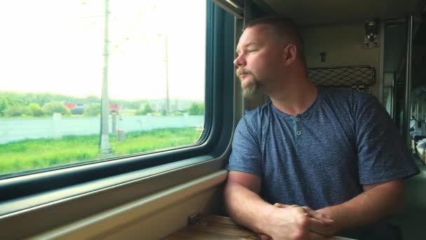一个人坐在火车上靠窗的地方 — 图库视频影像