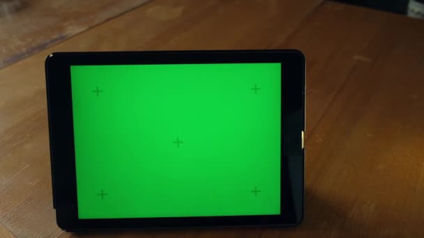 Tablet with the green screen smoke — Stock Video