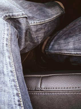 Deri koltukta mavi kot