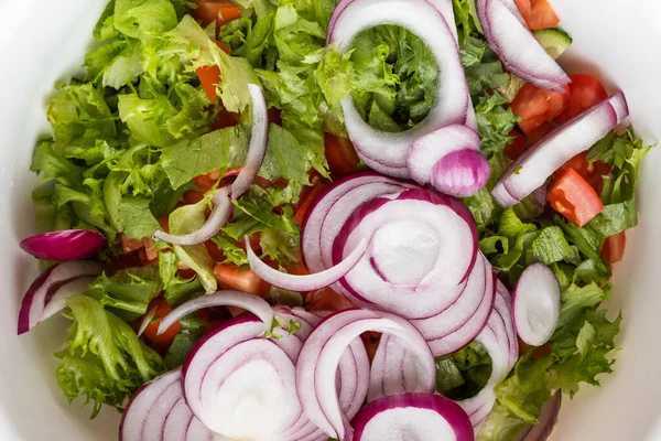 Salat rote Zwiebel gehackt auf einem weißen Teller — Stockfoto