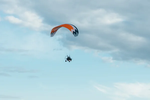 Paraglider with a motor — Stock Photo, Image