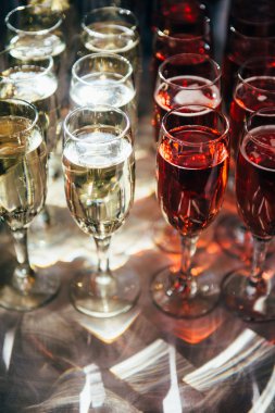 Birçok bardak şampanya