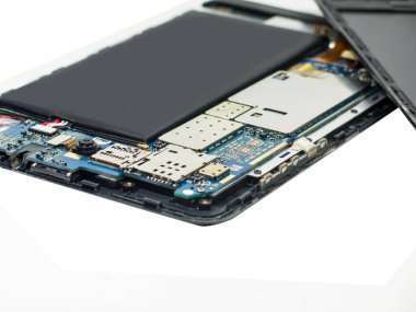 Kırık tablet beyaz arkaplanda izole, elektronik çöp konsepti