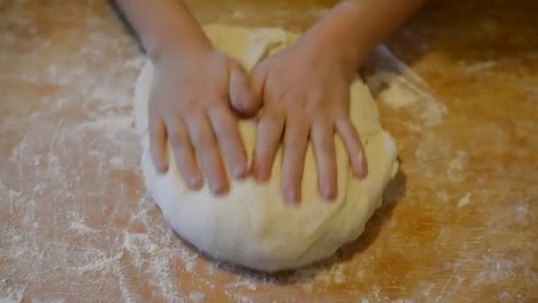 Τα χέρια των παιδιών ετοιμάζουν και σπάνε τη ζύμη για μια νόστιμη πίτα — Αρχείο Βίντεο
