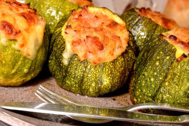 Doldurulmuş kabak, sebze, İtalyan yemeği, mozzarella peyniri ve jambon.