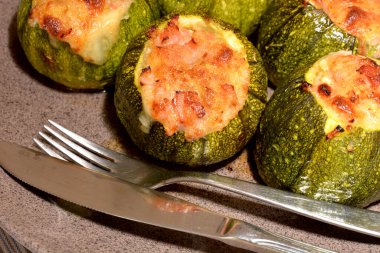 Doldurulmuş kabak, sebze, İtalyan yemeği, mozzarella peyniri ve jambon.