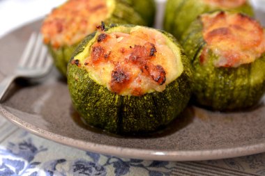 Doldurulmuş kabak, sebze, İtalyan yemeği, mozzarella peyniri ve jambon.