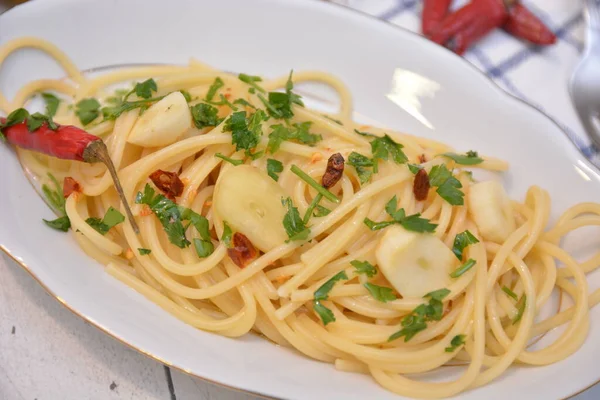 Macarrão Espaguete Com Óleo Alho Pimenta Quente Prato Italiano — Fotografia de Stock