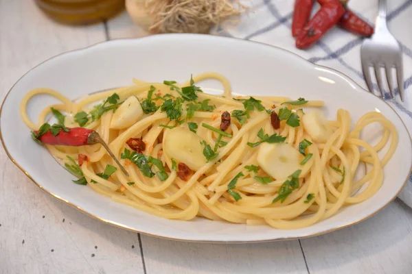 Macarrão Espaguete Com Óleo Alho Pimenta Quente Prato Italiano — Fotografia de Stock