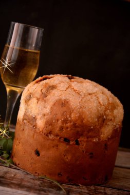 İtalyan panettone geleneksel noel pastası ve cam spumante şarabı.