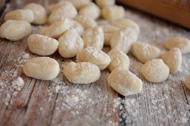 İtalyan taze gnocchi makarnası. Patates ve un ile ev yapımı.