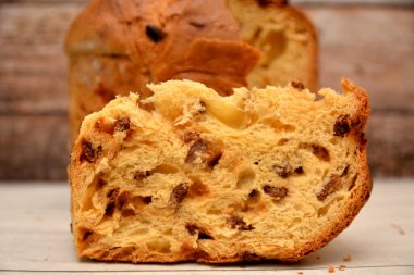 Bir dilim İtalyan noel panettone tatlısı geleneksel tatlı yemek.