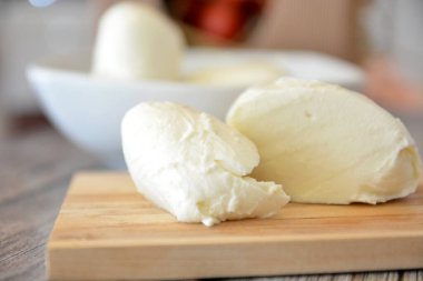 Geleneksel İtalyan mozzarella peyniri ve bufalo sütü.