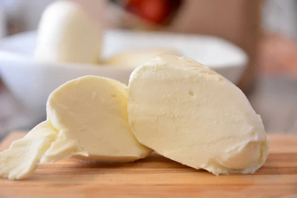 意大利传统的莫扎莱奶酪加水牛奶 — 图库照片
