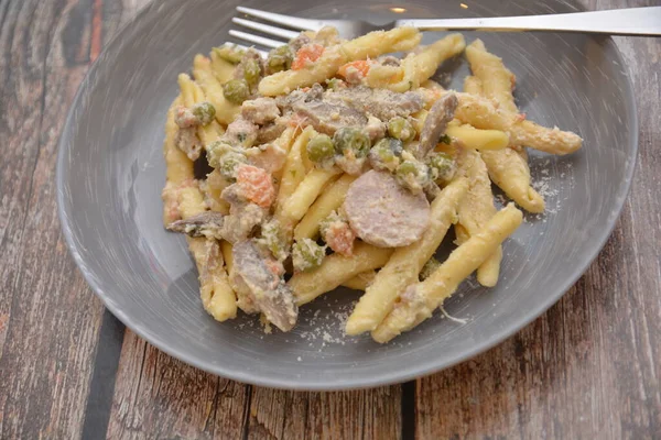 Macarrão Fresco Fusilli Com Cogumelos Verduras Cenouras Leite Creme Prato — Fotografia de Stock