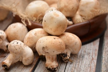 Taze mantarlar sebzeler ahşap masada sebze yemekleri.