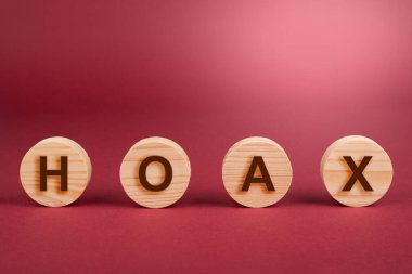 Kırmızıdaki ahşap dairelerde sahte işaret.