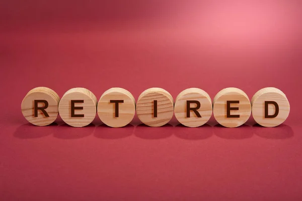 Rentner Schild Auf Einem Hölzernen Kreis Auf Einem Roten — Stockfoto