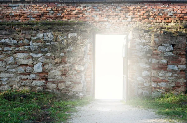 Каменная Стена Открытой Дверью Белым Светом — стоковое фото