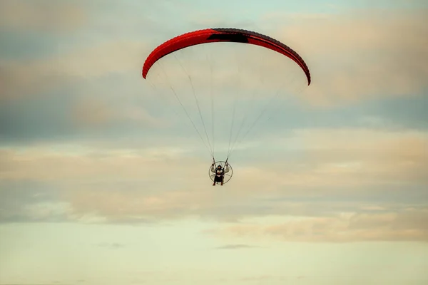 Vuelo Parapente Cielo Nublado —  Fotos de Stock