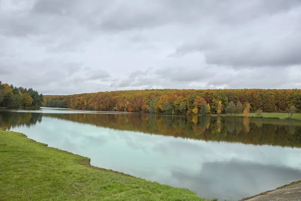 Paisagem Outono Com Floresta Colorida Lago — Fotografia de Stock