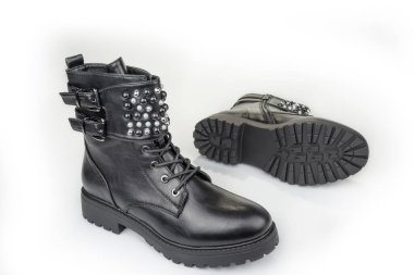 Modern kadın kış ayakkabılarını beyaz giyip çalışıyor.