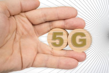 Tahta daireler ve 5G ağ konsepti ile elini aç