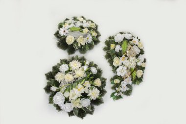 Cenaze için beyaz bir çelenk.