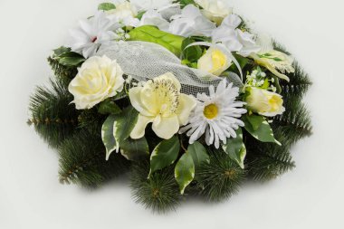 Cenaze için beyaz bir çelenk.