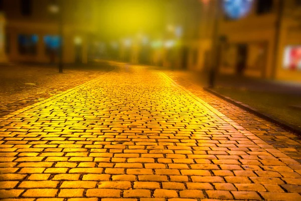 Nasse Kopfsteinpflasterstraße Der Nacht Mit Lichtreflexen — Stockfoto
