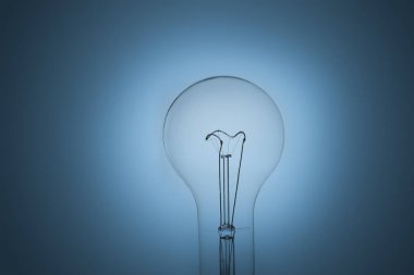 Mavinin üzerindeki eski bir filament ampulünün görüntüsünü kapat