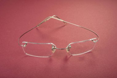 Kırmızı arkaplanda yeni metal gözlük çerçevesi